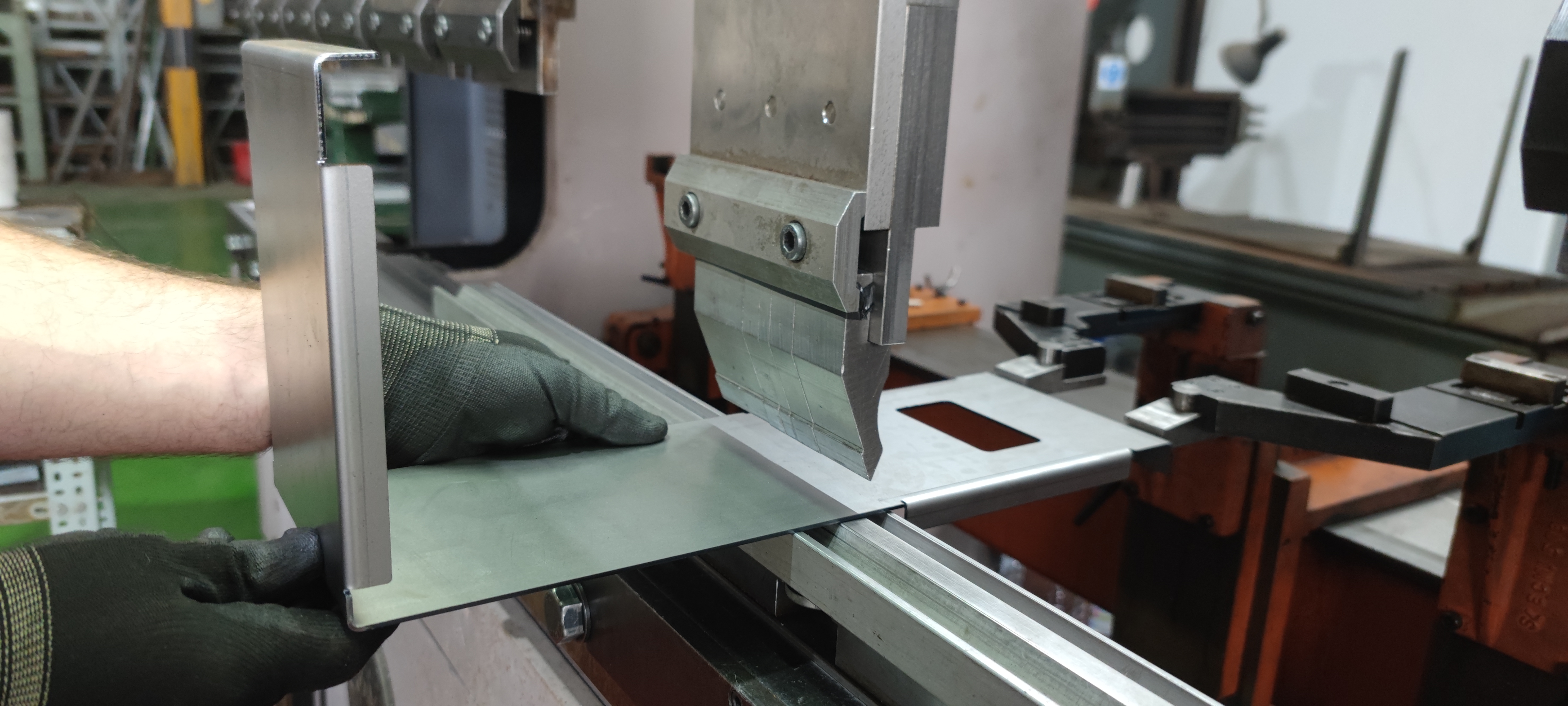 Detalle de ángulo de plegado preciso en chapa metálica